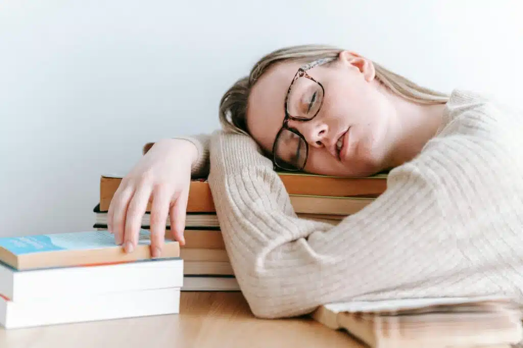 How a Student Can Improve Sleeping Habits for Better Focus and Learning