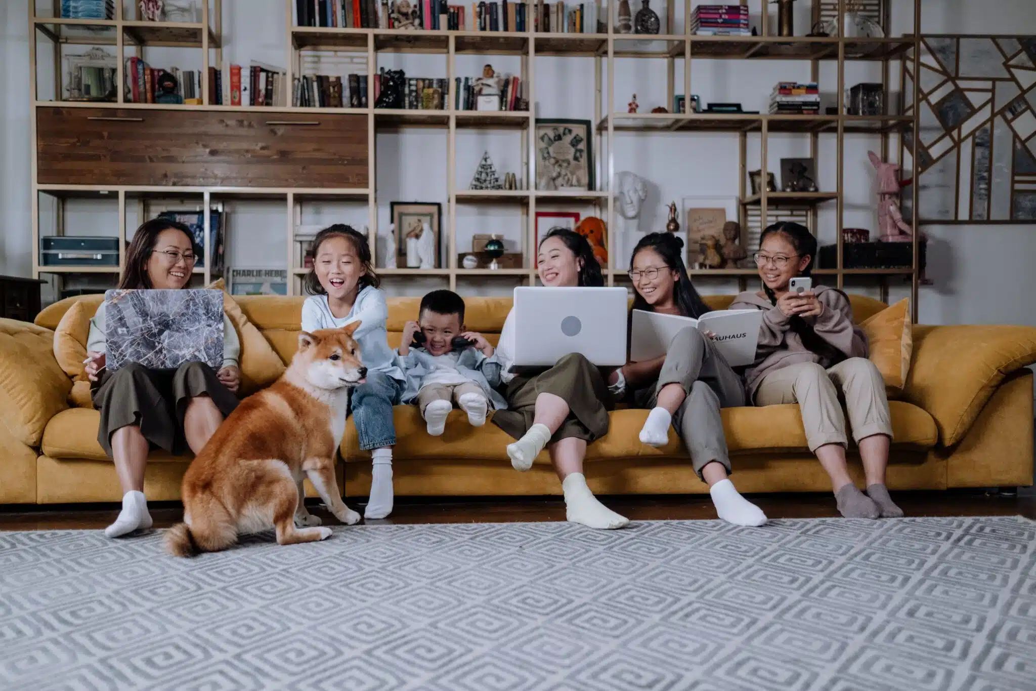 Living Room Floors That Handle Daily Life and Weekend Gatherings